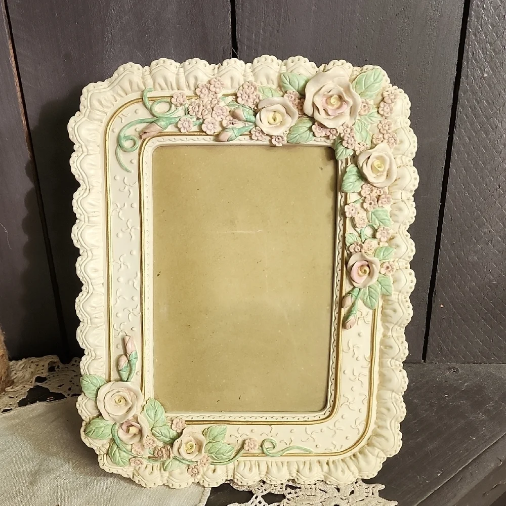 Vtg Cottage Core Rose Encrusted Photo  Free Standing Frame 4x6
